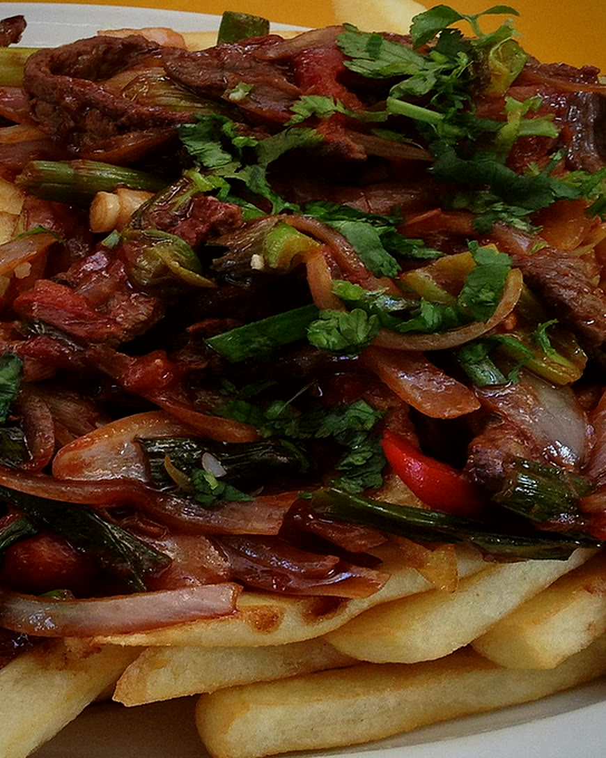 Lomo saltado: lomo en tiras con cebolla y tomate.