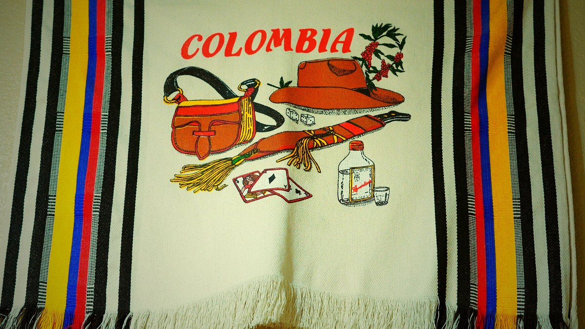 Tejido colgado en la pared con la palabra Colombia y los colores de la bandera.