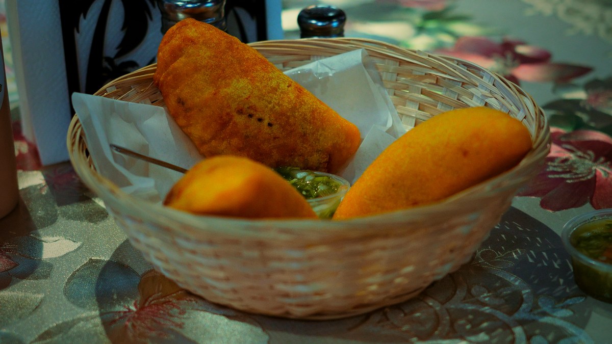 Una canasta de empanadas en una mesa de Las Palmas.