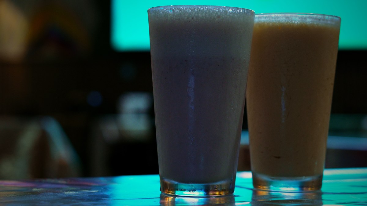 Dos jugos naturales servidos en la mesa.